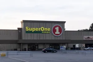 Super One Virginia South store building
